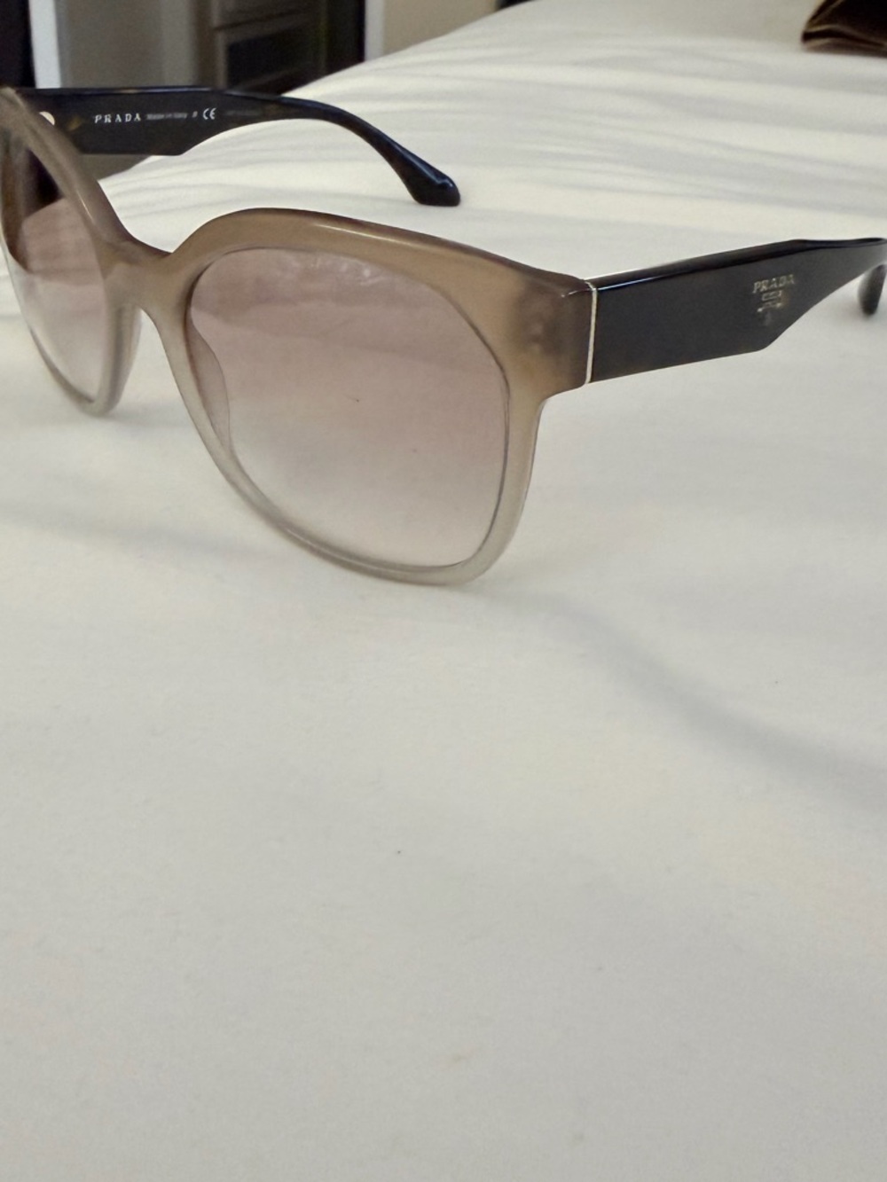 NWT* Prada Women’s Taupe Gradient Oversized Cat-Eye Sunglasses w/ Case - Picture 3 of 7